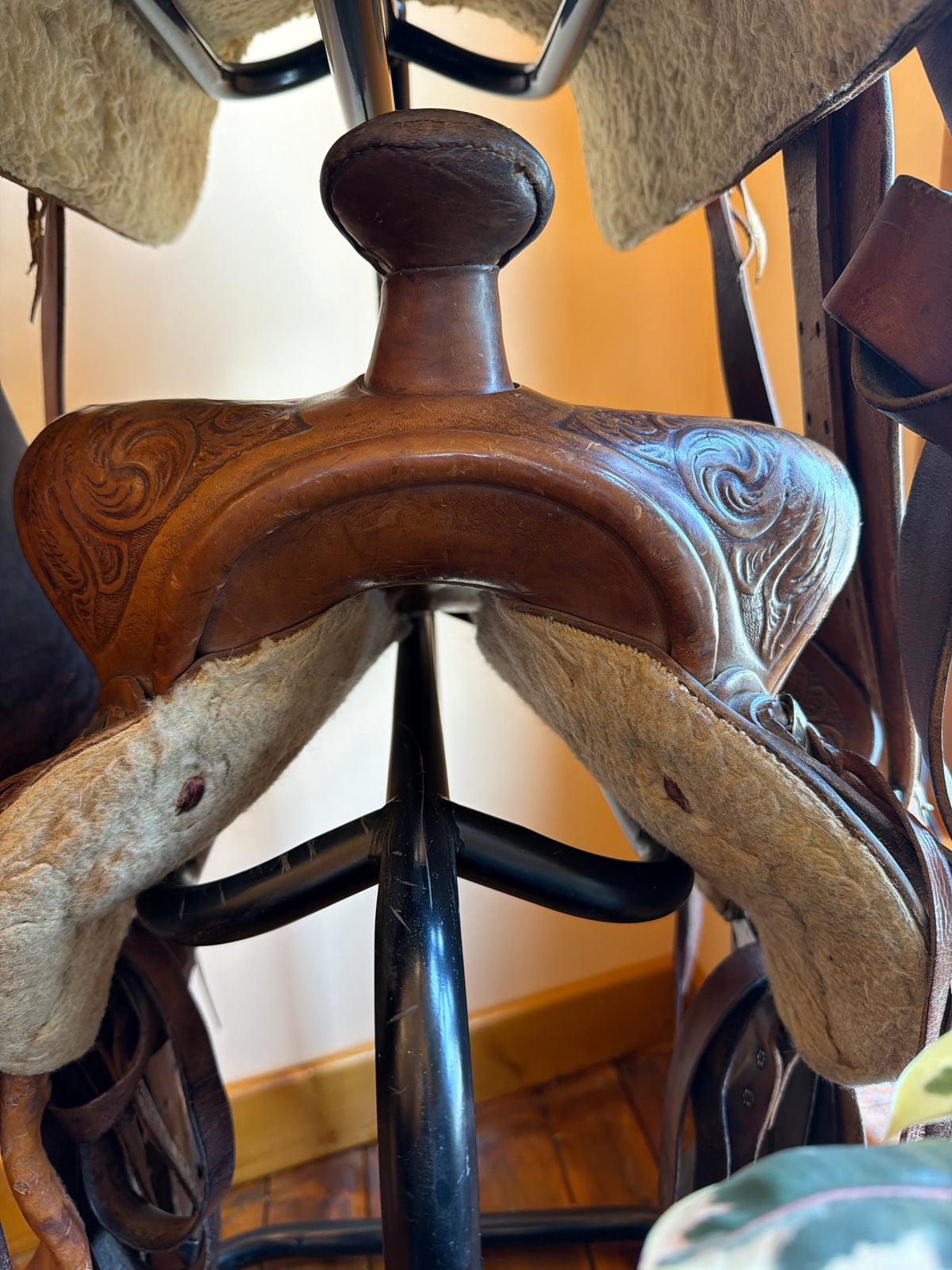 15" Western Rawhide St. Boniface 6 Man Western Saddle – Pre-Owned