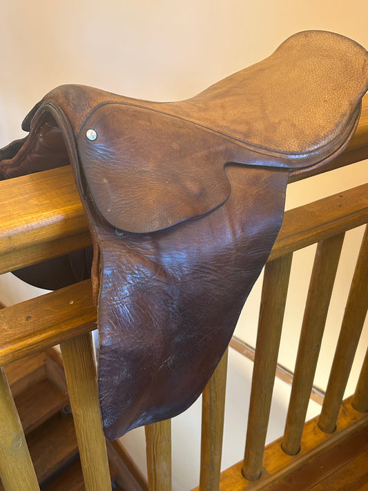 Pre-Owned English Saddle – Small, Brand Unknown