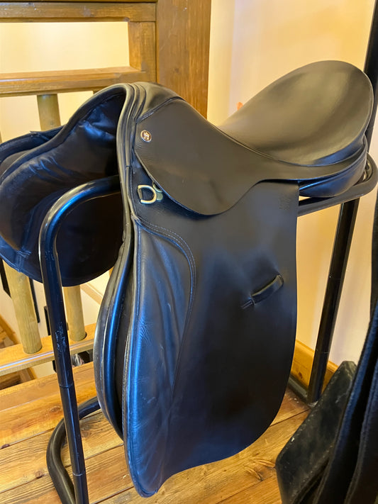 Lovatt & Ricketts 16.5" Black English Saddle – Pre-Owned